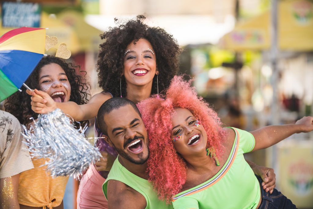 Grupo de foliões curtindo o carnaval