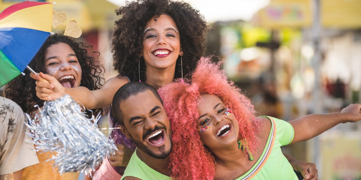 Grupo de foliões curtindo o carnaval